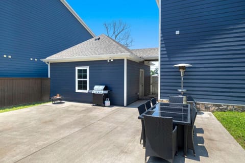 Downtown Flash-Half mi to Rogers Square-Sleeps 12 House in Rogers