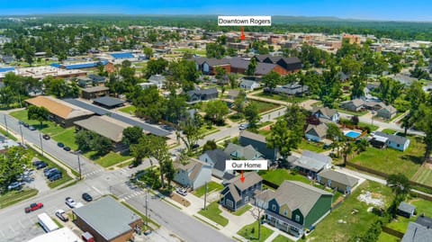 Downtown Flash-Half mi to Rogers Square-Sleeps 12 House in Rogers