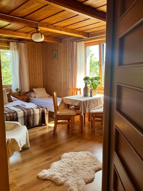 Bed, Photo of the whole room, Seating area, Dining area, Bedroom, towels