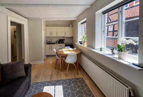 Kitchen or kitchenette, Seating area, Dining area, internet, stove