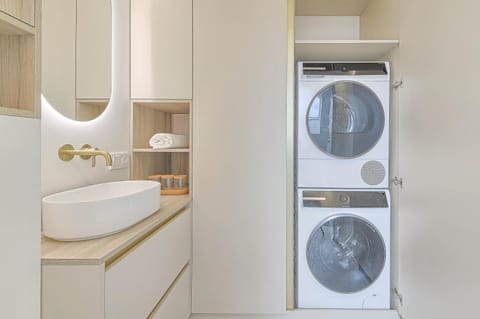 Bathroom, Kitchen or kitchenette, washing machine, dryer