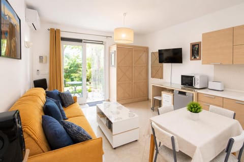 TV and multimedia, Kitchen or kitchenette, Living room, Seating area, Dining area