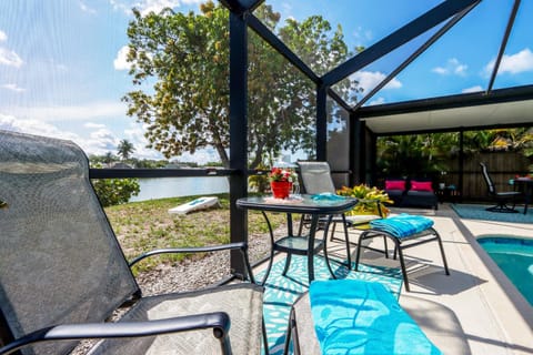 A Splash Of Water - Family-Friendly Retreat with Private Heated Pool and Lakefront View House in Iona