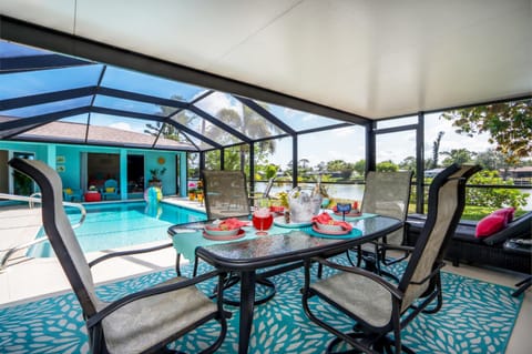 A Splash Of Water - Family-Friendly Retreat with Private Heated Pool and Lakefront View House in Iona