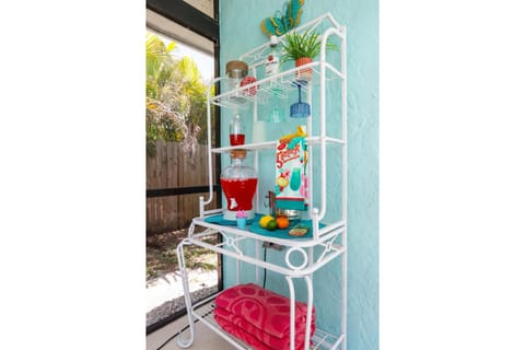 A Splash Of Water - Family-Friendly Retreat with Private Heated Pool and Lakefront View House in Iona