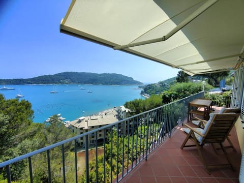 View (from property/room), Balcony/Terrace, Dining area, Sea view