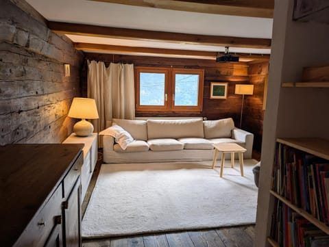 Living room, Photo of the whole room