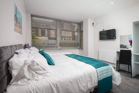 Bed, TV and multimedia, Bedroom