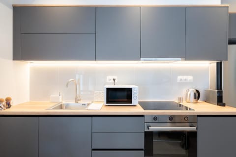 Coffee/tea facilities, Kitchen or kitchenette, stove