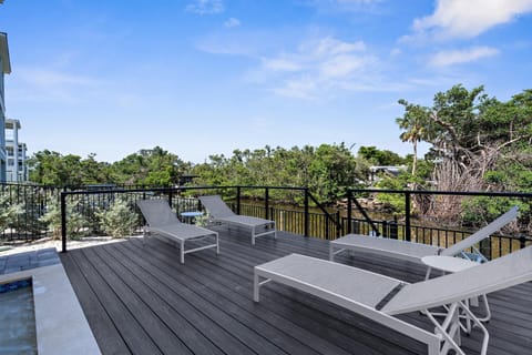 NEW! Manatee Dreams, Pool & Boat Slip, Min to AMI! House in Cortez