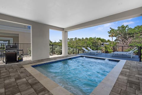 NEW! Manatee Dreams, Pool & Boat Slip, Min to AMI! House in Cortez