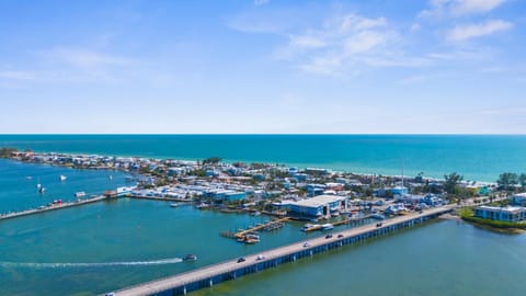 NEW! Manatee Dreams, Pool & Boat Slip, Min to AMI! House in Cortez