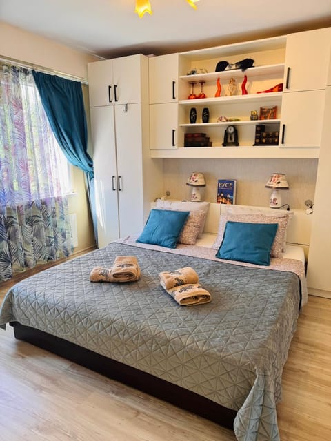 Bed, Photo of the whole room, Seating area, Bedroom, towels