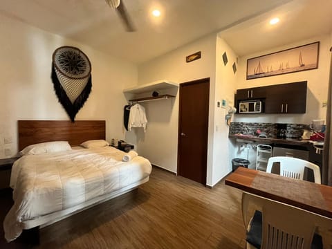 Bed, Kitchen or kitchenette, Photo of the whole room, Dining area, Bedroom, minibar