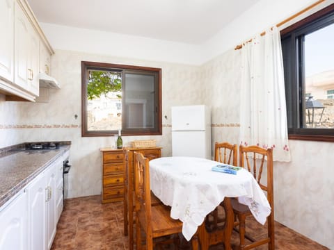 Kitchen or kitchenette, Dining area, oven, stove