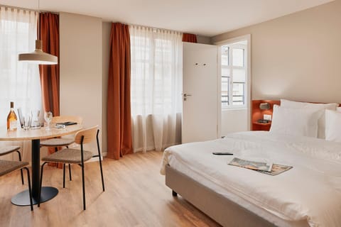 Bed, Dining area