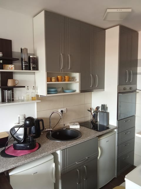 Coffee/tea facilities, Kitchen or kitchenette, stove