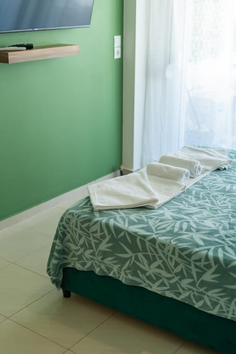 Bed, TV and multimedia, Bedroom, towels