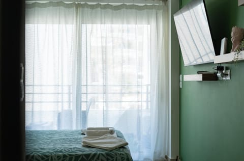 Bed, TV and multimedia, Bedroom, towels