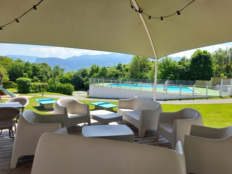 Property building, Patio, Restaurant/places to eat, Natural landscape, Lounge or bar, Mountain view, Pool view, Swimming pool, Breakfast