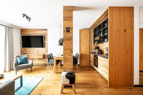 TV and multimedia, Kitchen or kitchenette, Living room, Seating area, Dining area