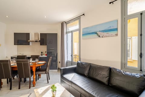 Kitchen or kitchenette, Living room, Dining area