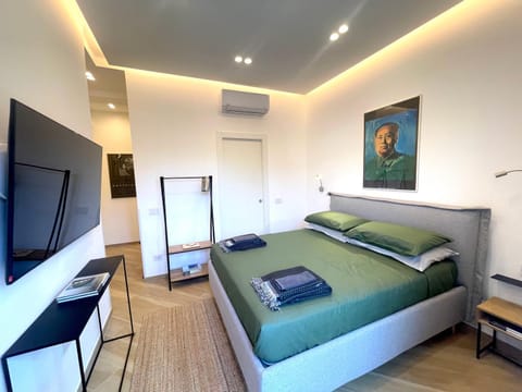 Bed, TV and multimedia, Photo of the whole room, Evening entertainment