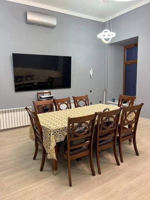 TV and multimedia, Living room, Seating area, Dining area, air conditioner