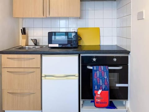 Kitchen or kitchenette, oven, stove