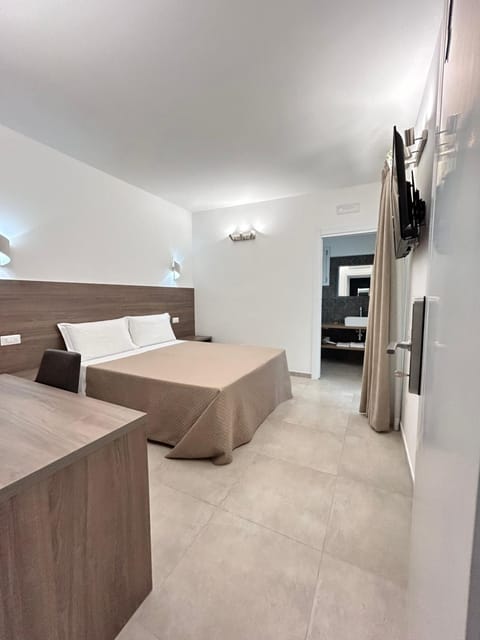 Bed, Photo of the whole room, Bedroom, minibar
