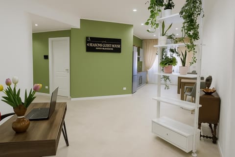 Communal lounge/ TV room, Lobby or reception