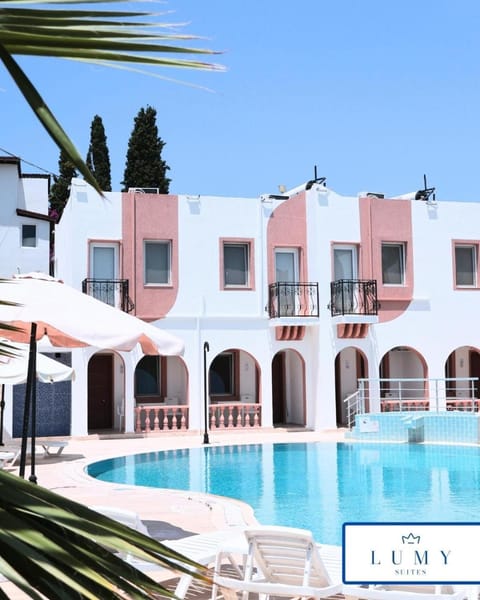 Property building, Patio, Day, Pool view, Swimming pool, sunbed