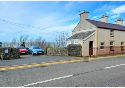 Sea view cottage near snowdon & coastal trails House in Wales