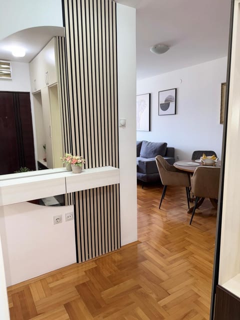 Photo of the whole room, Dining area