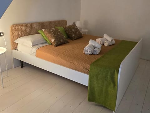 Bed, Bedroom, towels