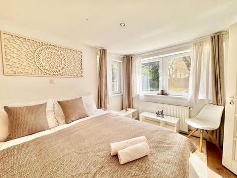 Bed, Bedroom, towels