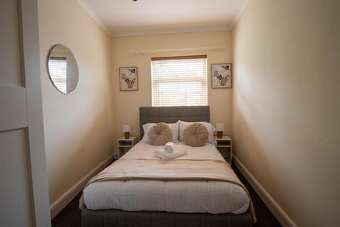 Photo of the whole room, towels