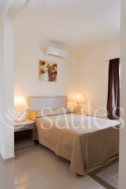 Bed, Photo of the whole room, Bedroom, internet, air conditioner