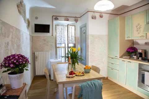 Kitchen or kitchenette, Dining area, pet friendly, kitchen