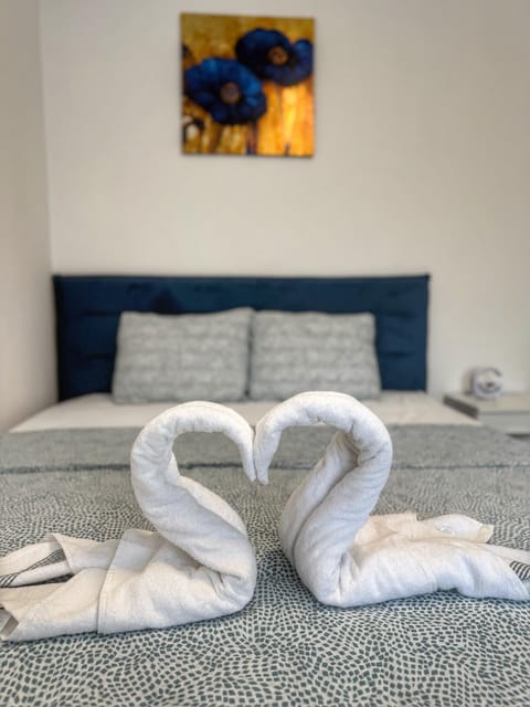 Bed, Photo of the whole room, Bedroom, towels