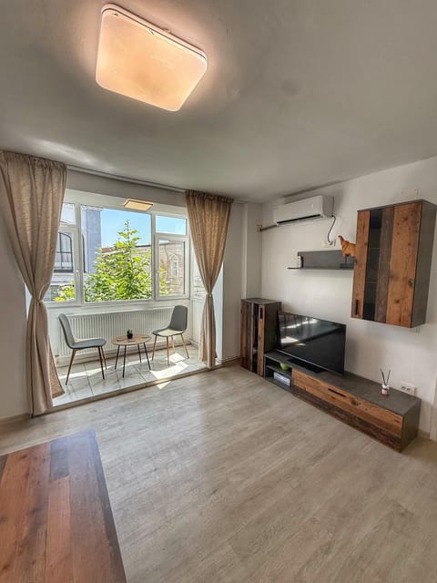 Communal lounge/ TV room, TV and multimedia, Living room, Seating area, Evening entertainment, air conditioner