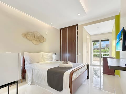 Bed, TV and multimedia, Photo of the whole room, Bedroom, towels, wardrobe
