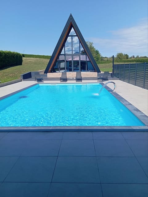 Property building, Day, Pool view, Swimming pool, sunbed