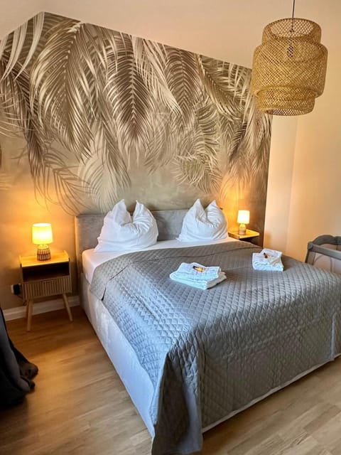 Bed, TV and multimedia, Bedroom, cot