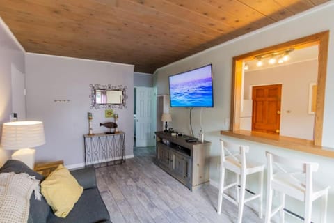 Cozy Ocean Beach Cottage Separate Entry House in Ocean Beach