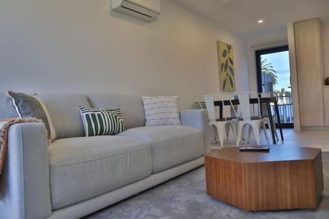 Cosy 2BR House in Awaroa Road House in Auckland