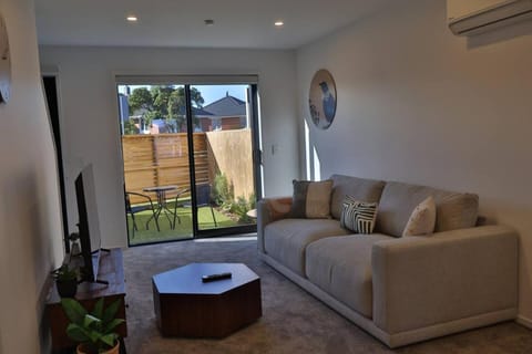 Cosy 2BR House in Awaroa Road House in Auckland