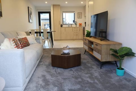 Cosy 2BR House in Awaroa Road House in Auckland