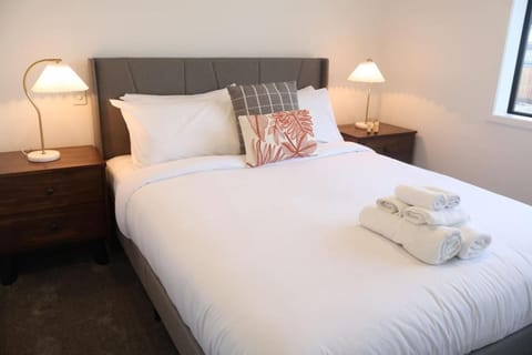 Cosy 2BR House in Awaroa Road House in Auckland