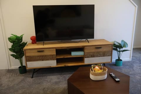 Cosy 2BR House in Awaroa Road House in Auckland